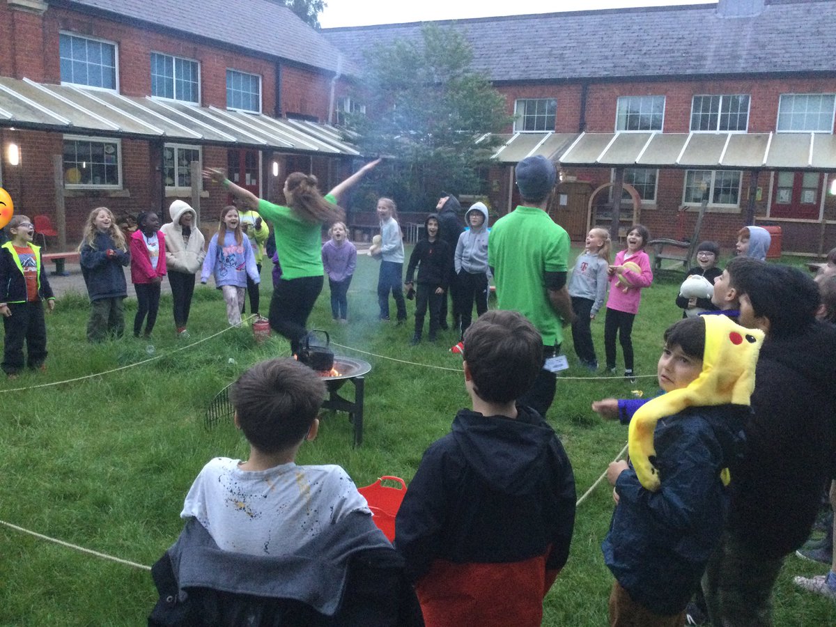 ThamesideSch's tweet photo. Kin ball and campfire fun before bed #year4tps #lionstps #leopardstps #funfunfun⛺️🔥 https://t.co/NEbX0DJGUQ