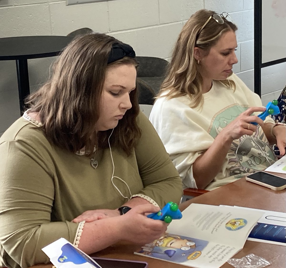 Project On-Track (@project_ontrack) on Twitter photo Project On-Track is excited to partner with <a href="/GovLiteracyTN/">Governor's Early Literacy Foundation</a> and <a href="/JimMarggraff/">Jim Marggraff</a> by piloting 500 Kibeam Wands in 36 high-impact literacy tutoring groups this summer. Hawkins County summer tutors have been trained and are ready to share with their students next week. Project On-Track is excited to partner with <a href="/GovLiteracyTN/">Governor's Early Literacy Foundation</a> and <a href="/JimMarggraff/">Jim Marggraff</a> by piloting 500 Kibeam Wands in 36 high-impact literacy tutoring groups this summer. Hawkins County summer tutors have been trained and are ready to share with their students next week.