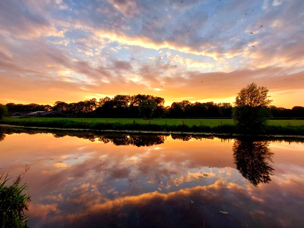 Ook in centraal Nederland is het mooi❣️ #jaagpad #krommeRijn #mooieluchten #spiegeling #avondwandeling