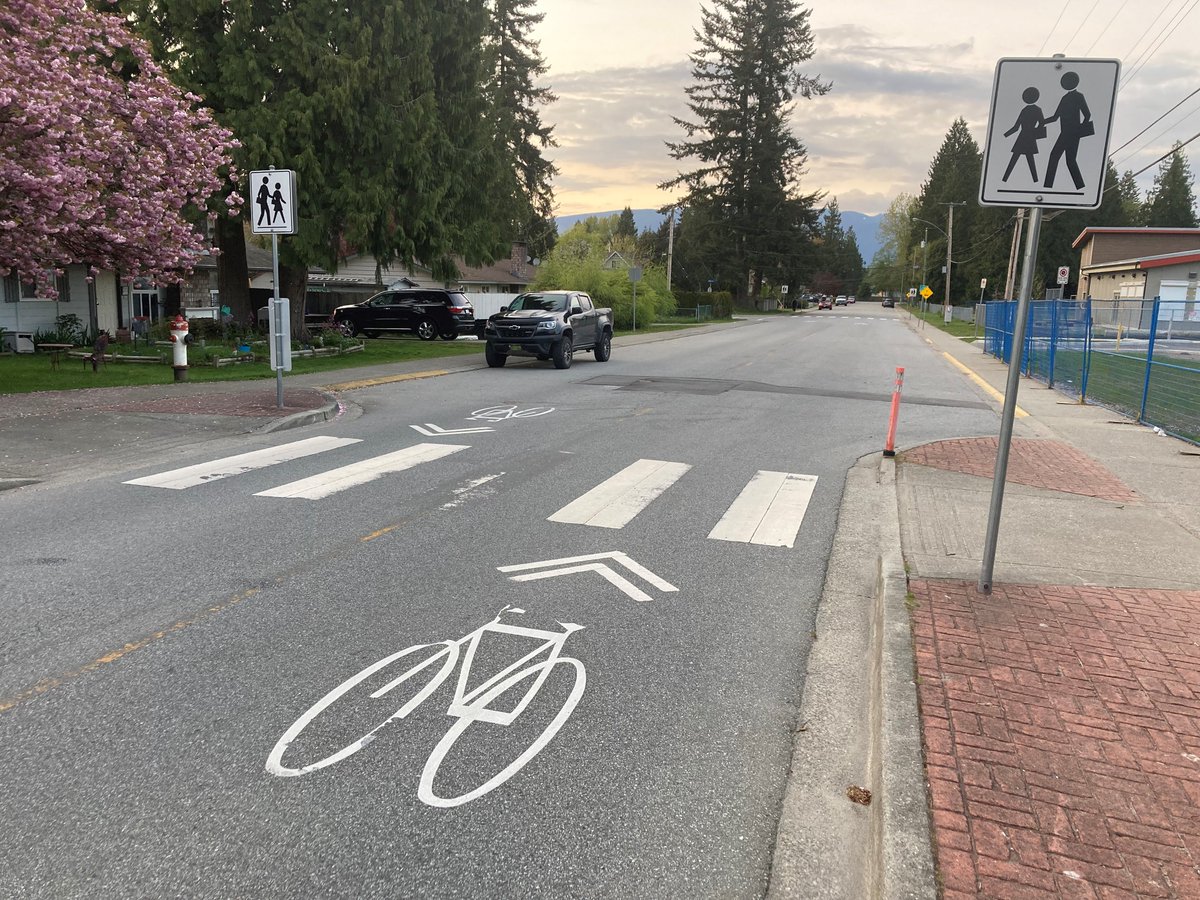 citypittmeadows's tweet photo. 🚦 Stay alert in school zones! Students, only cross at designated crossings &amp; make eye contact with drivers. If you’re not sure they’re stopping, wait for the car to pass. Drivers, use caution around schools. Yield to pedestrians at crosswalks, their safety is in your hands. https://t.co/qvpuAOqe9n