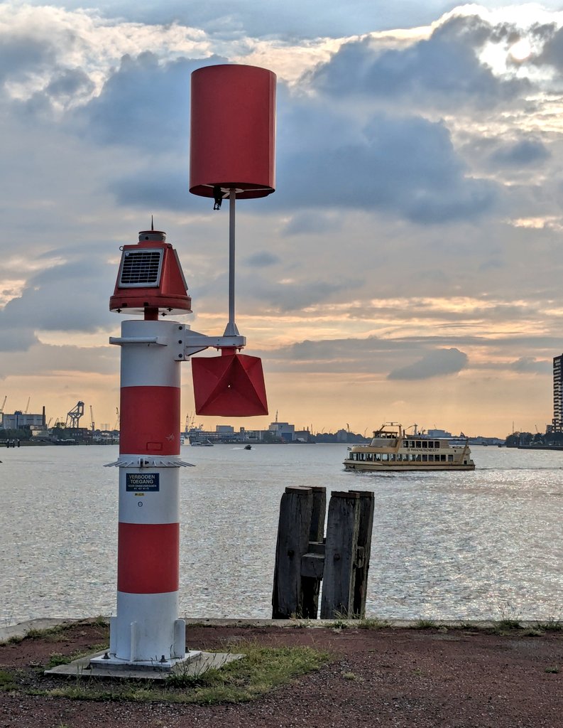 gerben_vandijk's tweet photo. Speciaal voor jullie ben ik dus naar het einde van Katendrecht gereden. Wist jij dat daar een mannetje met een schemerlamp staat? En als je goed kijkt zie je ook nog een bekende Rotterdamse boot. #gerbenkijkt #010byday https://t.co/SalDUJzg1o