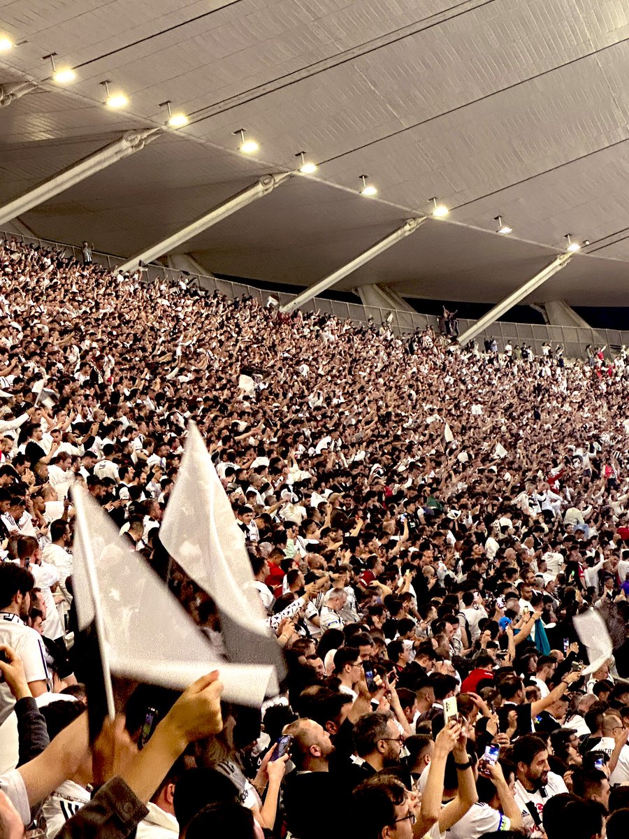 tugsangokgoz's tweet photo. Teşekkürler Şanlı Beşiktaş’ım 🏆

Bu taraftar bu sene çok üzüldü ama hiç bir yerde yalnız bırakmadı, bu kupayı fazlasıyla hak etti. 

#BJKvTS https://t.co/w8u4nwLqaP