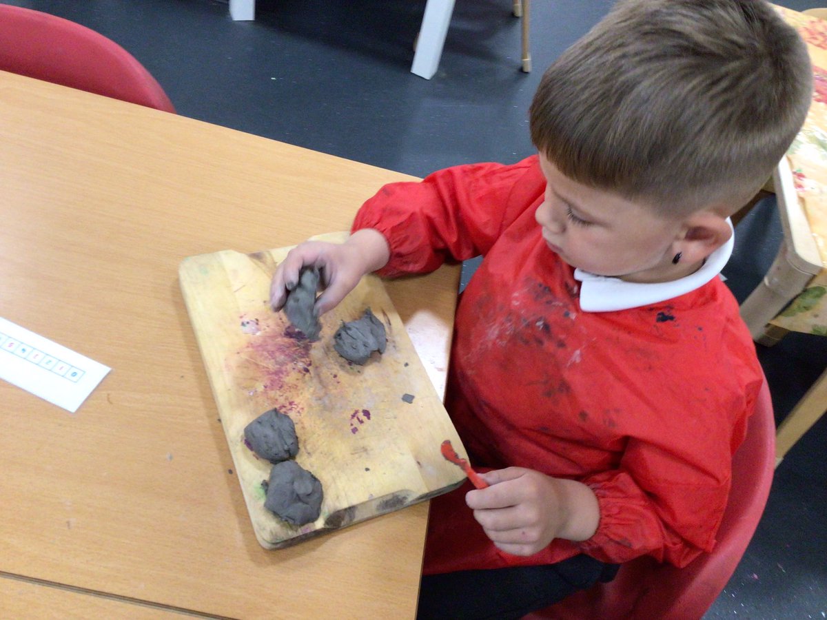 FinedonScFS's tweet photo. Reception have been using their knowledge of minibeasts to create clay models. We can’t wait to see the finished products once they are painted. https://t.co/Kx8yTx0NwD