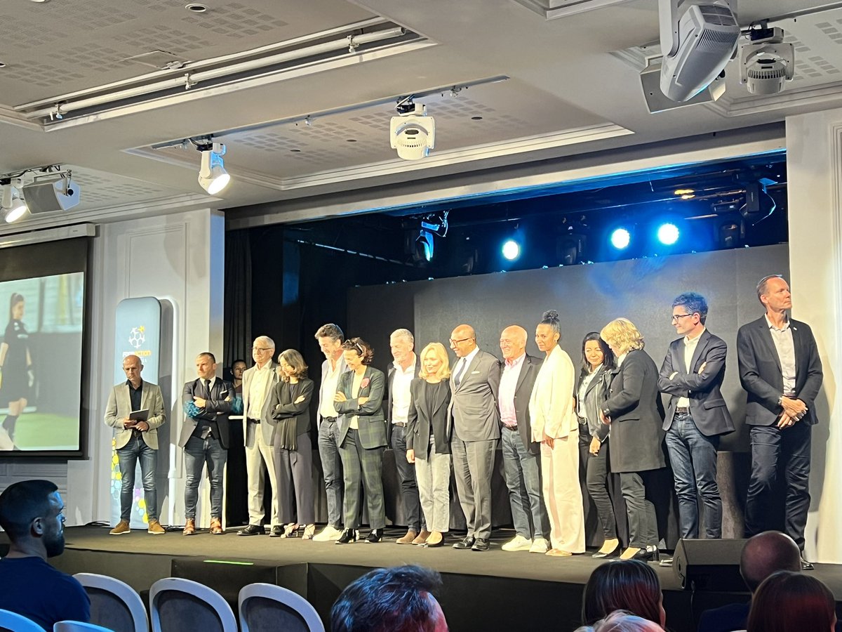 Emilie_Ros's tweet photo. 🏆 Fière d’avoir accompagnée le @vinskyfc à la cérémonie des Trophées Philippe Séguin, lauréat « Éducation & Citoyenneté » 🙌
BRAVO à l’ensemble des clubs amateurs et bénévoles pour leurs actions et leur engagement #MonFootball #MeufDeFoot
💛 https://t.co/fUZUVnLKbt https://t.co/g2dOIKzBai