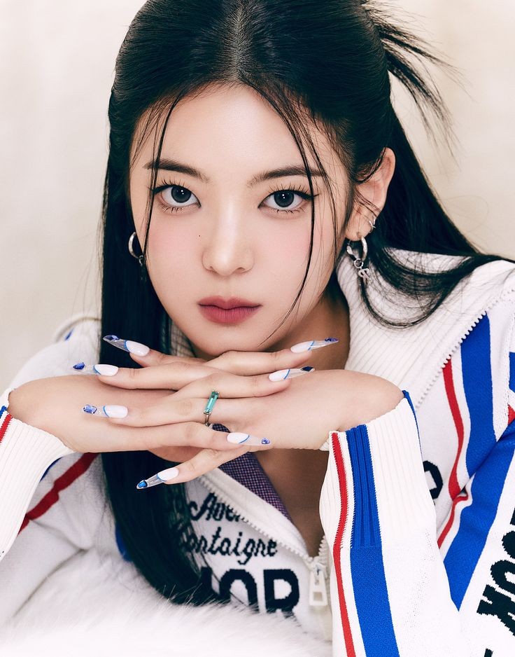 JYP Family! Durante um vídeo de 'Verdade ou Desafio' para a TEEN VOGUE, Nayeon (TWICE) mencionou que a artista da JYP com quem ela mais tem proximidade atualmente é a Lia (ITZY).

"Eu tenho falado com a Lia mais do que com os outros artistas, então, Lia do ITZY."