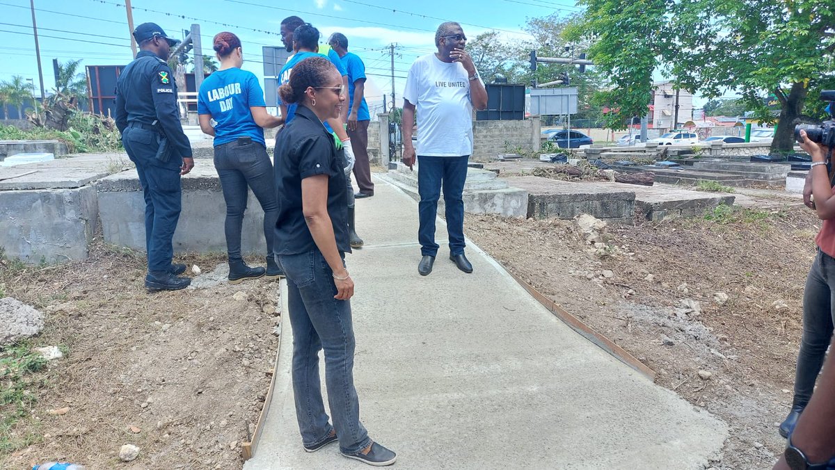 StJamesWCJLP's tweet photo. #ConstituencyHappenings | #StJamesWestCentral
We are at the Pye River Cemetery with @debosity and #StJamesMC team for another of the MP @MalahooForteMP Forte's endorsed cleaning and beautification exercises for #LabourDay2024
#TeamMarlene
#ServiceIsWhatWeDo
##RealRepresentation https://t.co/FTZdlFqTd8
