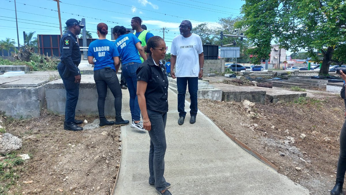 StJamesWCJLP's tweet photo. #ConstituencyHappenings | #StJamesWestCentral
We are at the Pye River Cemetery with @debosity and #StJamesMC team for another of the MP @MalahooForteMP Forte's endorsed cleaning and beautification exercises for #LabourDay2024
#TeamMarlene
#ServiceIsWhatWeDo
##RealRepresentation https://t.co/FTZdlFqTd8