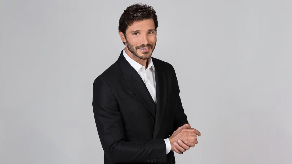 Quindi #CarloConti a #Sanremo2025 e #StefanoDeMartino in access-primetime. Curiosità: entrambi hanno già sostituto #Amadeus (rispettivamente Conti nel 2006 a #leredità e De Martino nel 2019 a #step). Sulla carta penso che siano delle buone scelte. In bocca al lupo!