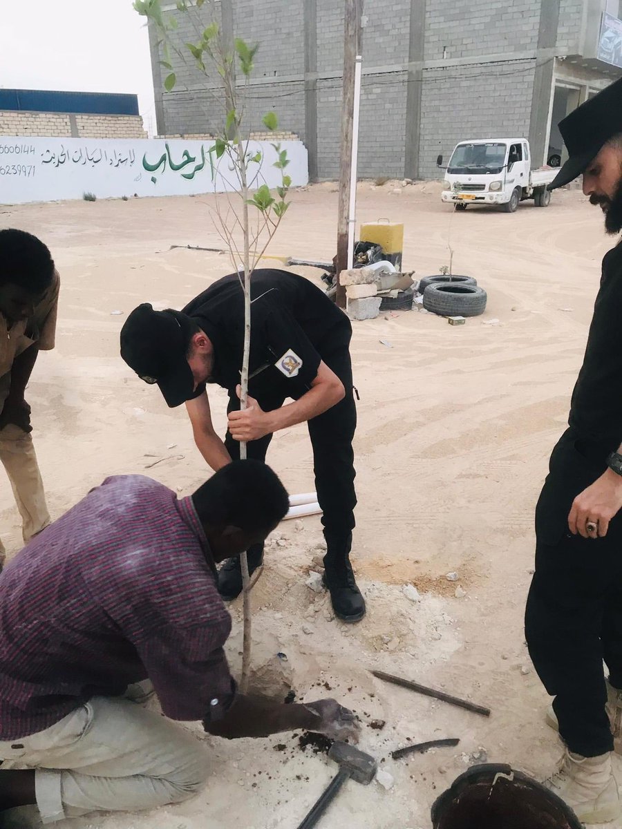 📸 | في مبادرة هي الأولى .. الحرس البلدي #اجدابيا ينفذ حملة تشجير إجبارية على المحلات حيث يتوجب على كل محل زرع شجرة أو أكثر ( حسب حجم واجهة المحل ) معلنًا اقفال المحلات غير المتقيدة بزراعة شجرة رغم توفيرها بأسعار رمزية للمحلات كما انها متوفرة مجانًا لمنازل المواطنين من قبل لواء