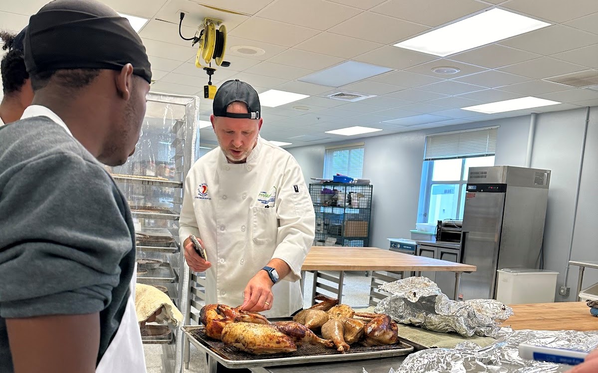 VOTE NOW! We only have until Thursday, May 30 to vote @WekivaHigh's Chef Bates into first place in the @favchefs contest! He's got a chance to win $25K and cook with celebrity chef @carlahall! Go vote at favchef.com/2024/christoph…. #ocps