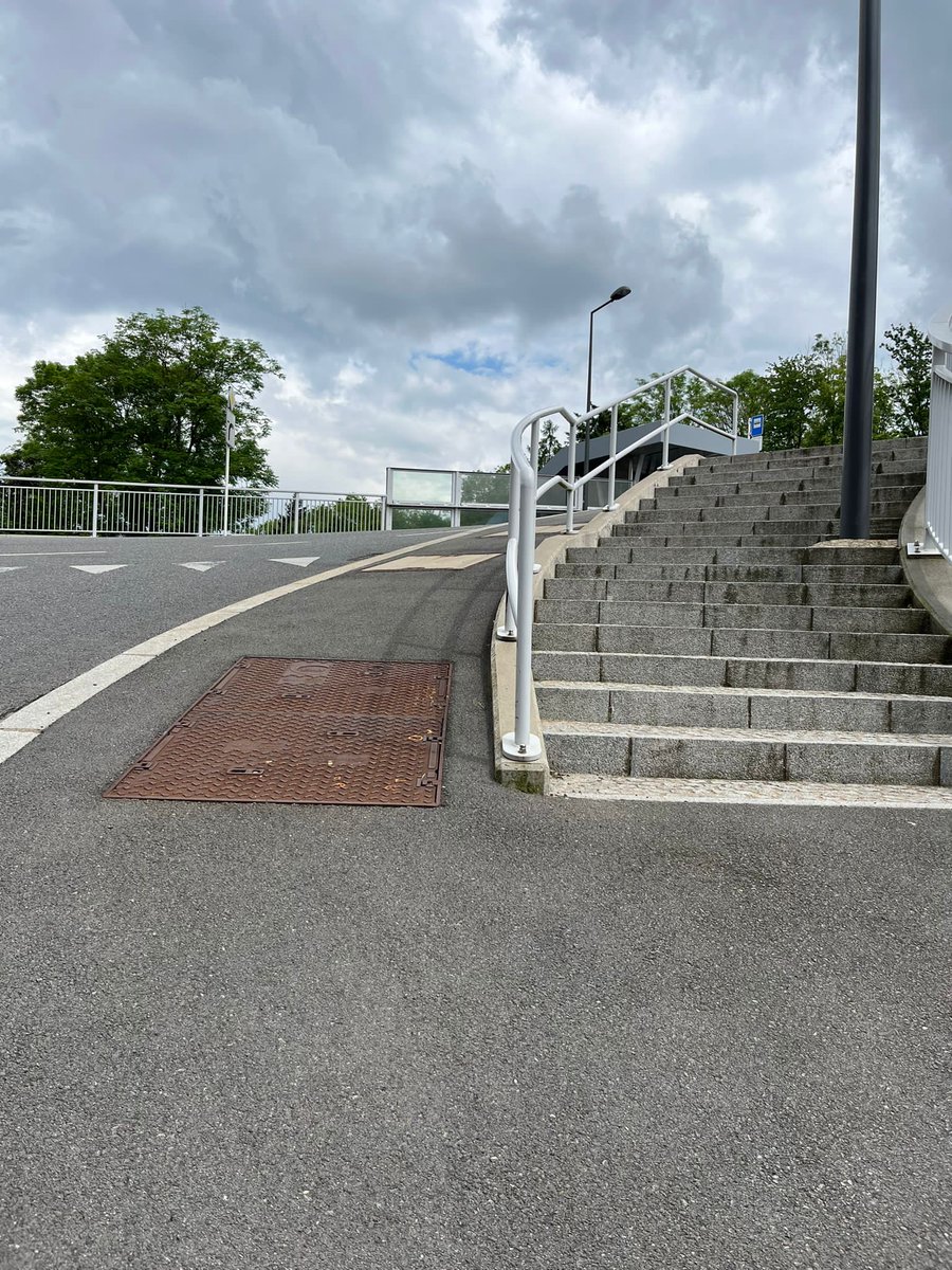 CyclistSiggy's tweet photo. Déi nei Velospist #pc27lux tëscht dem Iergärtchen an der Centser Gare ass begréissenswäert, weist awer och exemplaresch de Flickenteppech am letz. Vëlosréseau. Hannert der neier Velospist gëtt et op een steilen an schmuelen Chemin mixte weider. Soll dat eng Dauerleisung Sinn? https://t.co/keKnFZXg62