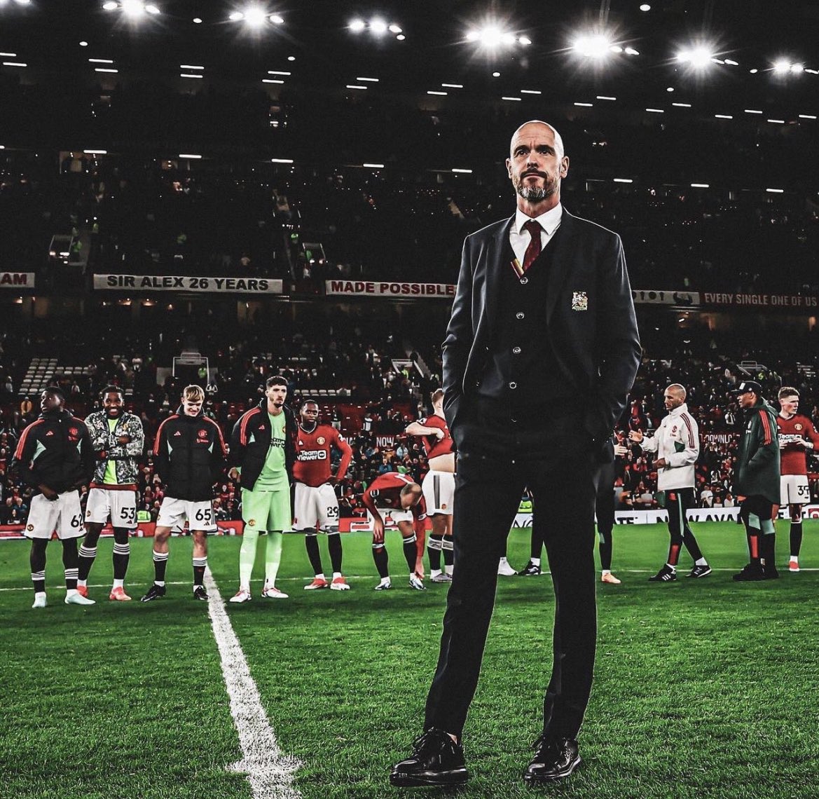 FrankEra_'s tweet photo. 🚨Erik ten Hag turned down the opportunity to talk to Bayern Munich about their vacant manager's job because of his desire to stay at Manchester United. [@RobDawsonESPN]

If they dare mess this guy around that’s a DISGRACE. https://t.co/gF4dYIsw6J