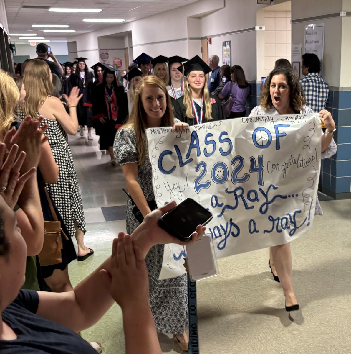 pjohnson_lisd's tweet photo. Love our elementary graduation walks! Celebrating the Class of 2024 today at Reed Elementary, Cox Elementary, and Reagan Elementary. ⁦Graduates from ⁦@LeanderISD⁩ ⁦@VistaRidgeHS⁩ ⁦@CedarParkHS⁩ ⁦@LeanderHS⁩, Glenn HS, ⁦@RouseHighSchool⁩. Congrats https://t.co/Z8dU9Dj64Y