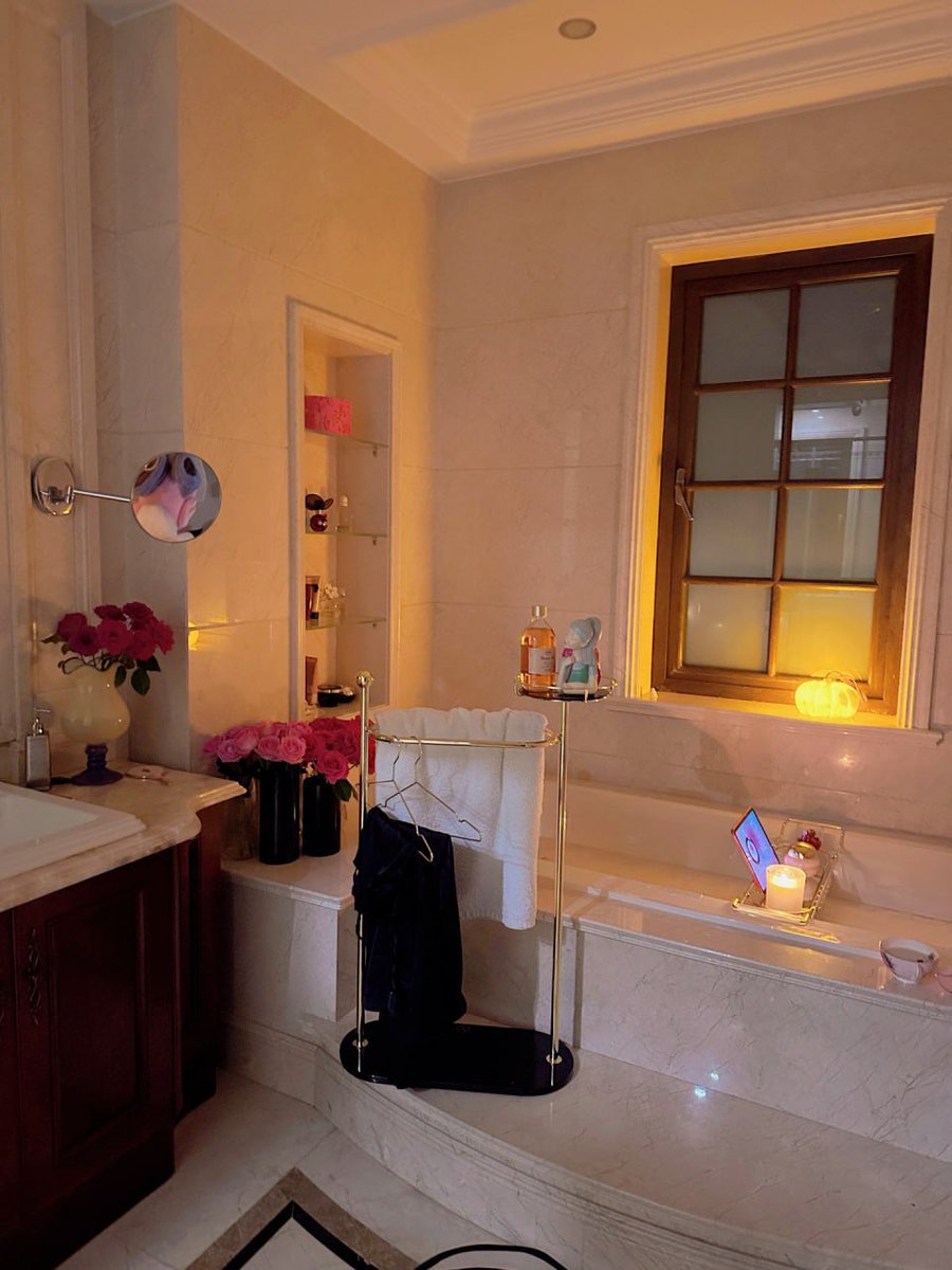 Now that the day's work is over, I just want to relax.😑😑😑