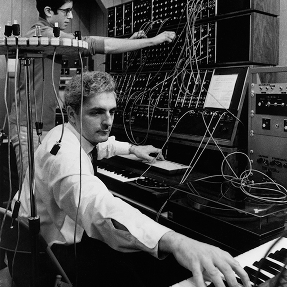 23-05-1934: Nace Robert Moog (New York, EEUU), ingeniero y pionero de la música electrónica, reconocido por ser el inventor del primer sintetizador, que lleva su apellido y del Minimoog, el más famoso e influyente de la historia. Falleció a los 71 años