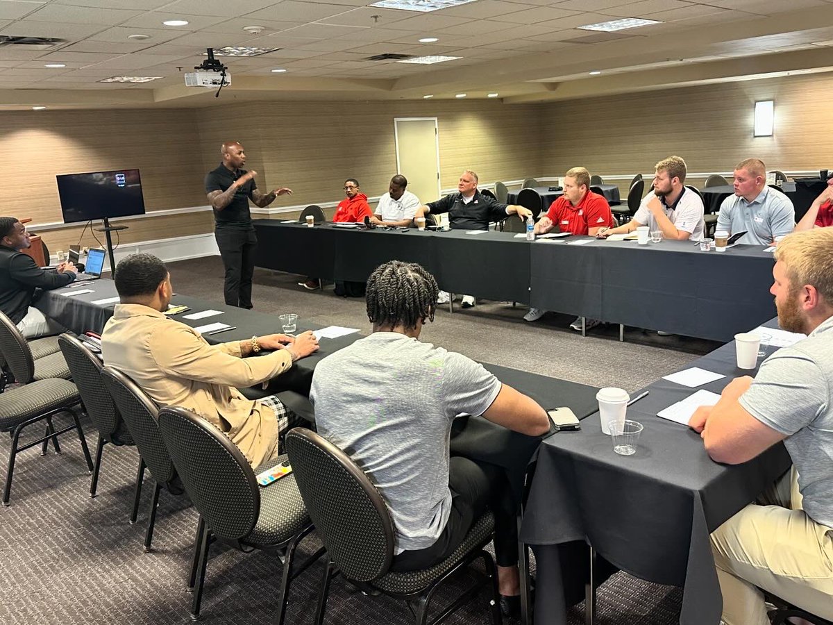 𝙏𝙝𝙖𝙩’𝙨 𝙖 𝙒𝙧𝙖𝙥 𝙛𝙧𝙤𝙢 𝙆𝘾 🏈📈 Husker Football Senior Business Seminar 2024. A Special thank you to all the presenters including @Chiefs, @NFLPA, @Ed_Jones2, and hall of fame inductee, @Wshields68 🙏 #GBR x #WhatsNExt!