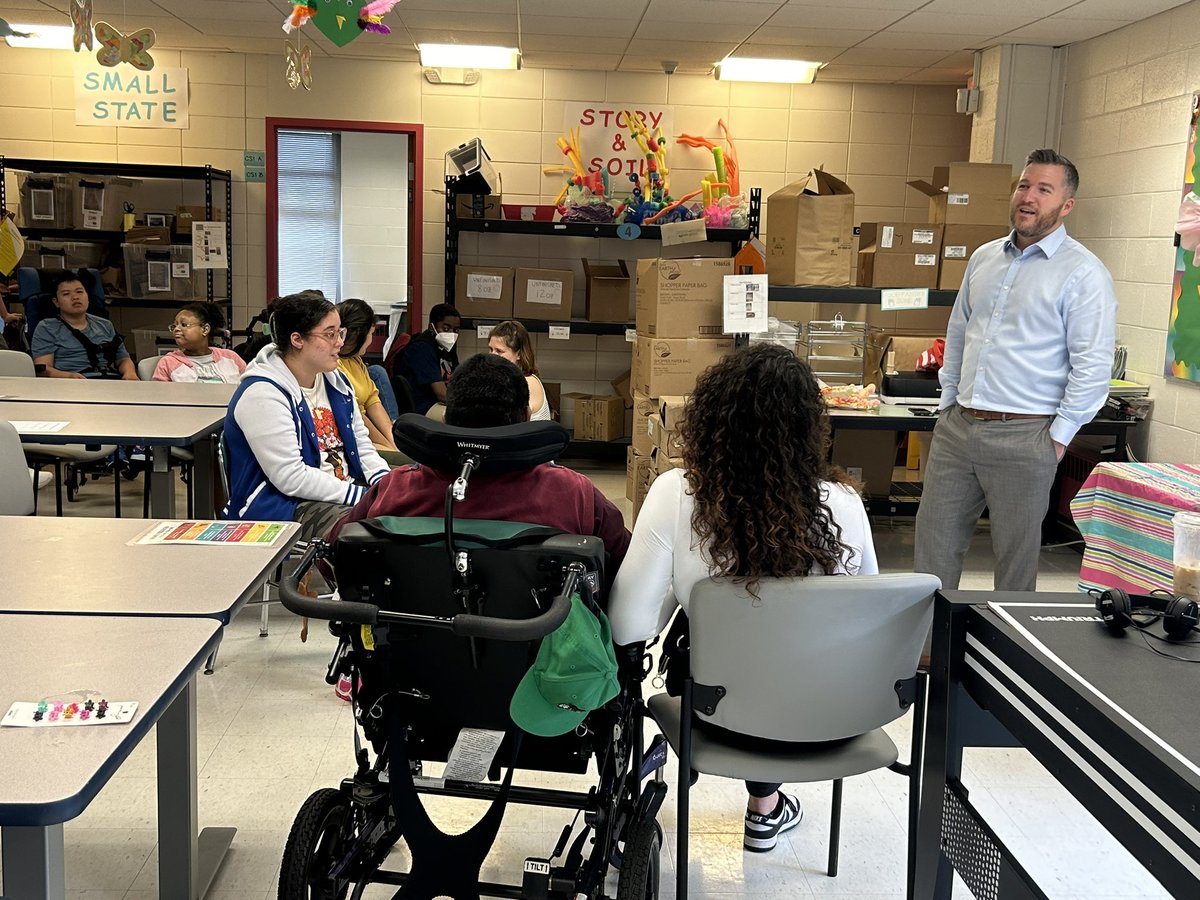 Ryan Hanrahan (<a href="/ryanhanrahan/">Ryan Hanrahan</a>) and I had a blast meeting the students at the Post Secondary Program in #WestHartford! <a href="/NBCConnecticut/">NBC Connecticut</a> 

#snowmonster #weather  #nbcct #StormTracker #nbcct #ConnectingYou