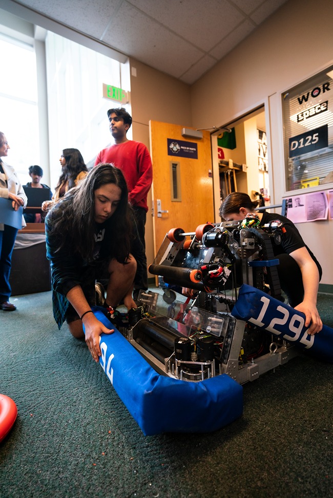 LWSFoundation's tweet image. Exciting news! We are proud to support STEM education by awarding a community grant to the Pack of Parts, an amazing robotics team that includes members from Eastlake HS, RHS, Tesla STEM, ICS, and homeschool. 🤖✨ #CommunityImpact #PackOfParts #STEMSupport #RoboticsGrant