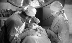 Today’s Find: 1960 French film “Eyes Without a Face” based on the novel by Jean Redon tinyurl.com/ybvvw5w9 A plastic surgeon attempts a face transplant on his daughter who was disfigured in an auto accident. Things do not go as planned. WARNING: This film is creepy! #histmed