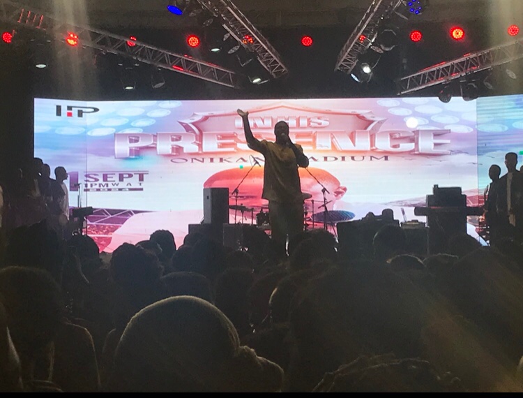Oschrohh's tweet image. The way people are dancing To @BidemiOlaoba 
mi o gbo pa
Mi o gbo po
I no hear wetin devil talk
Anyin anyaya 
Isigini🥱

Is really beautiful to watch tonight in Unilag 
#inhispresence