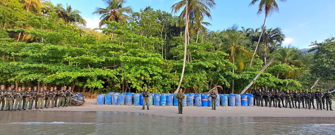 #EnFotos 📸 // La #FANB a través de la 'Operación Cayaurima', la cuál se ejecuta en el municipio Arismendi del Estado Sucre, ubicaron y destruyeron un campamento logistico, pertenecientes a Grupos Estructurados de Delincuencia Organizada (GEDO) asociados al narcotráfico,