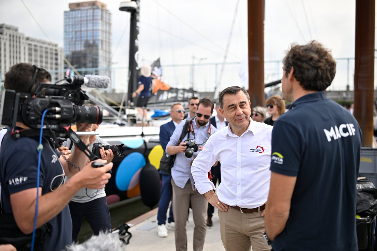 VendeeGlobe's tweet photo. ⛵️ @a_leboeuf est venu rendre visite aux skippers et leur souhaiter une belle traversée ! https://t.co/ZQxnAcsuBa