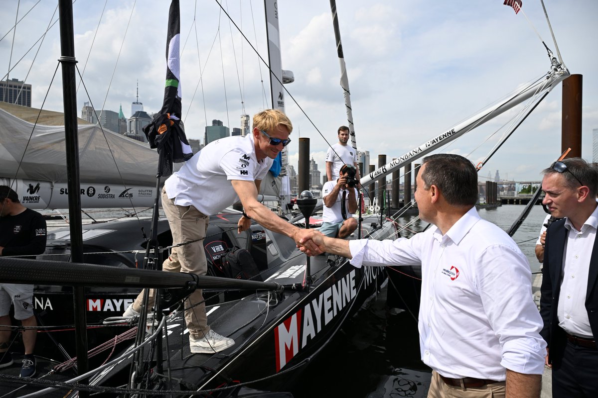 VendeeGlobe's tweet photo. ⛵️ @a_leboeuf est venu rendre visite aux skippers et leur souhaiter une belle traversée ! https://t.co/ZQxnAcsuBa
