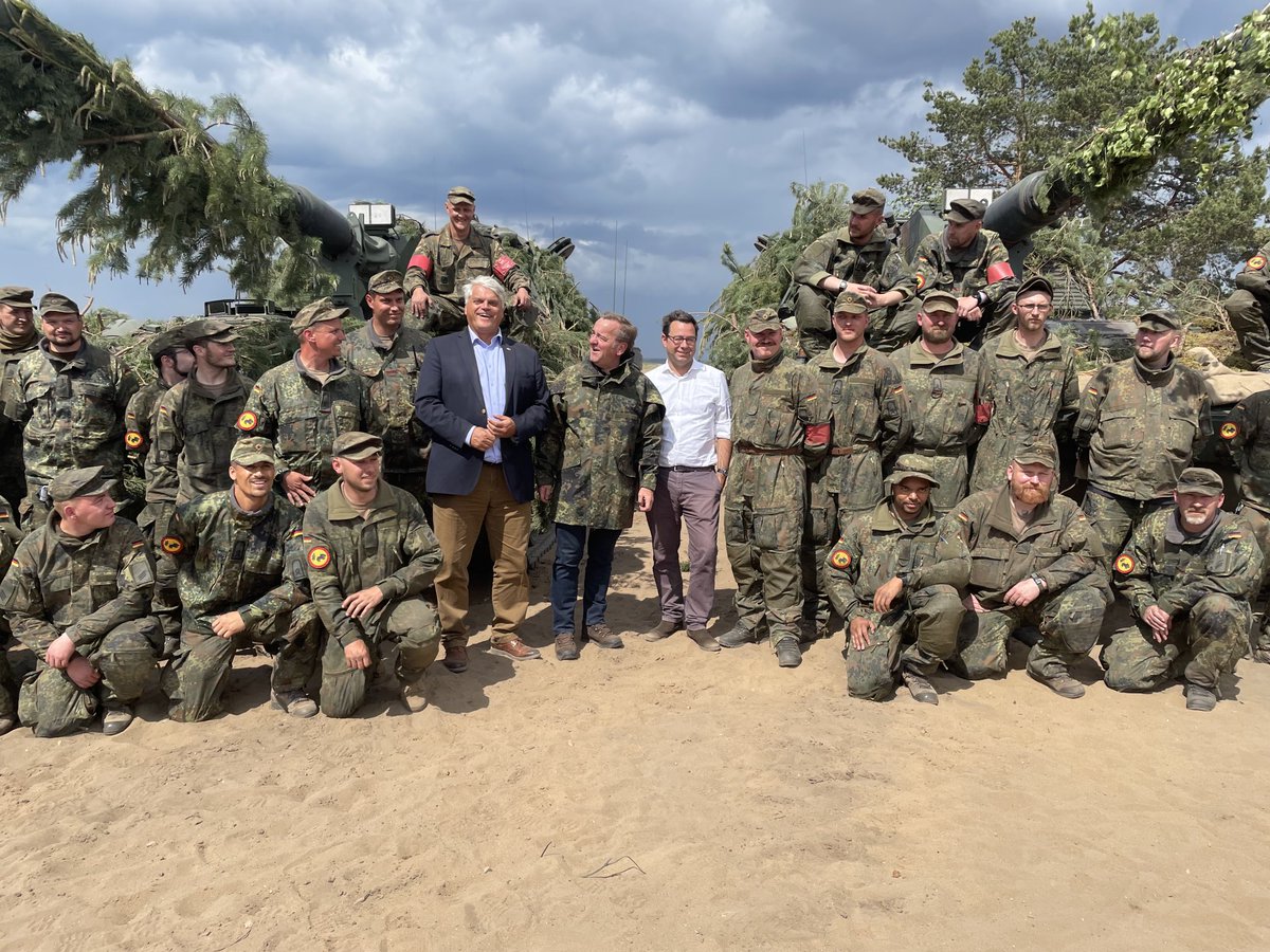 Besuch bei unseren #Soldaten in #Litauen mit #Bundesverteidigungsminister Boris #Pistorius + meinem Grünen-Kollegen Sebastian Schäfer. Unsere Soldaten sind hoch motiviert+ein wichtiger Beitrag zur glaubwürdigen #Abschreckung. Damit dienen sie dem #Frieden in #Europa +#Deutschland