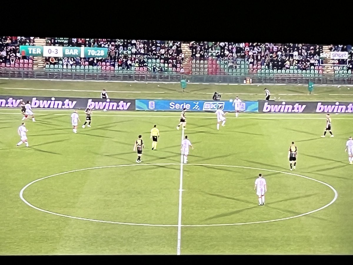 Angelo_Rossano's tweet photo. Torino biancorossa, sempre nel suo piccolo, c’è. Anche questa volta. #Ternana #Bari
#terbar #serieB #sscbari @sscalciobari https://t.co/S1jO70TY9v