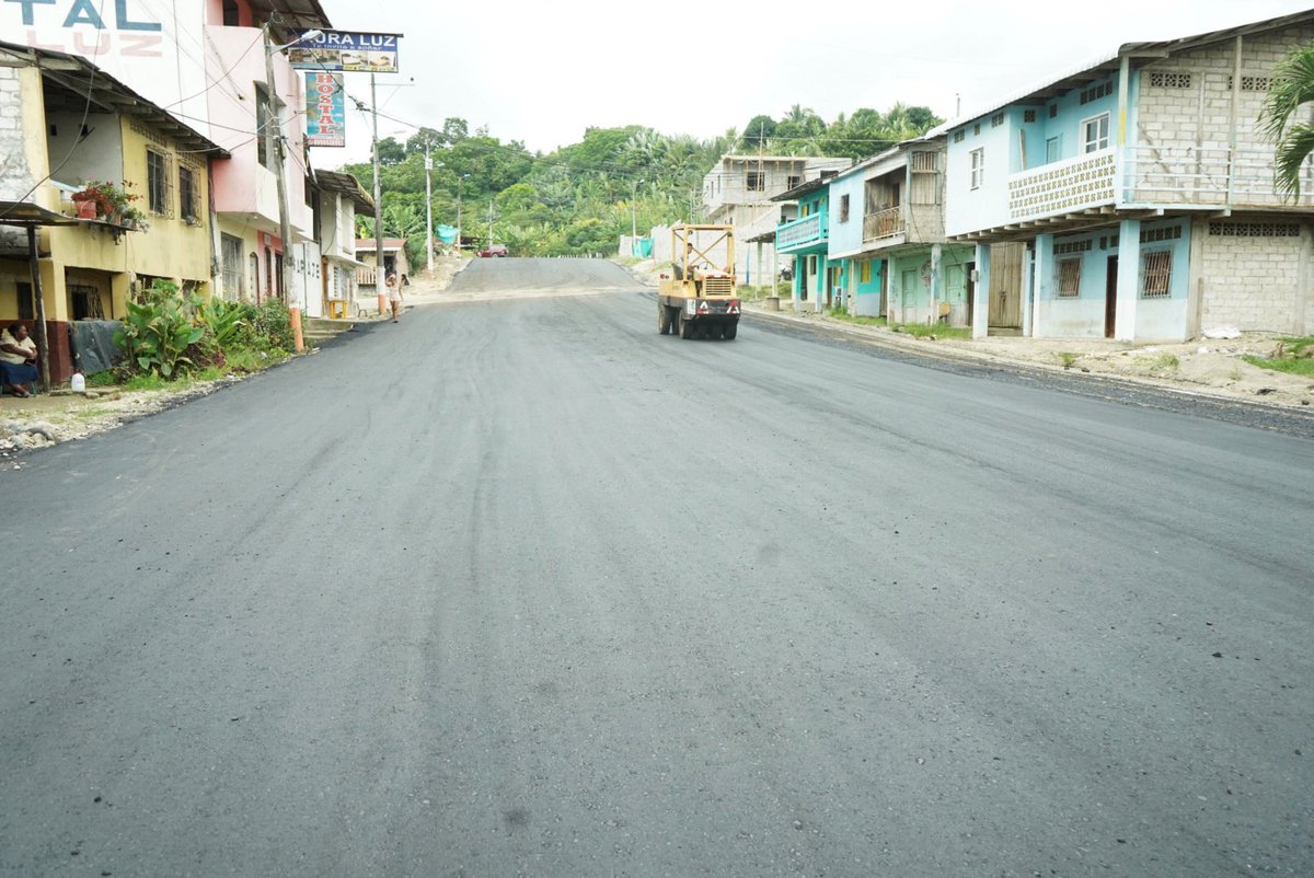 RioverdeDe's tweet photo. El plan de asfaltado llegó a la calle #Esmeraldas en la parroquia #Montalvo comprendiendo 300 metros.🛣️

Crecemos en movilidad con el objetivo de quienes transitan por esta calle comercial ahora lo hagan en mejores condiciones, sobre todo los peatones inclusivos. https://t.co/cZEgT2HZDr