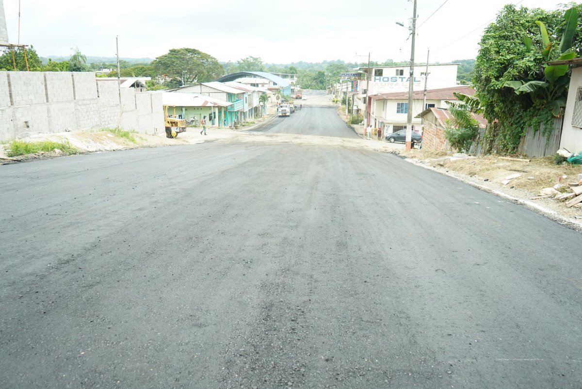 RioverdeDe's tweet photo. El plan de asfaltado llegó a la calle #Esmeraldas en la parroquia #Montalvo comprendiendo 300 metros.🛣️

Crecemos en movilidad con el objetivo de quienes transitan por esta calle comercial ahora lo hagan en mejores condiciones, sobre todo los peatones inclusivos. https://t.co/cZEgT2HZDr