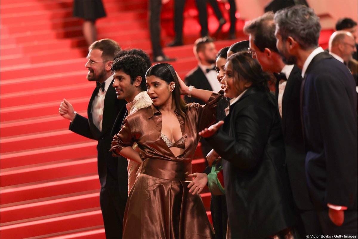 Festival_Cannes's tweet photo. Luminous Red Steps 💡 Montée des Marches lumineuse
ALL WE IMAGINE AS LIGHT – PAYAL KAPADIA

Avec l’équipe du film / With the film crew

🔎 Chhaya Kadam, Hridhu Haroon, Kani Kusruti, Payal Kapadia, Divya Prabha, Ranabir Das, Julien Graff, Zico Maitra, Thomas Hakim

#Cannes2024 #Competition #SélectionOfficielle #OfficialSelection