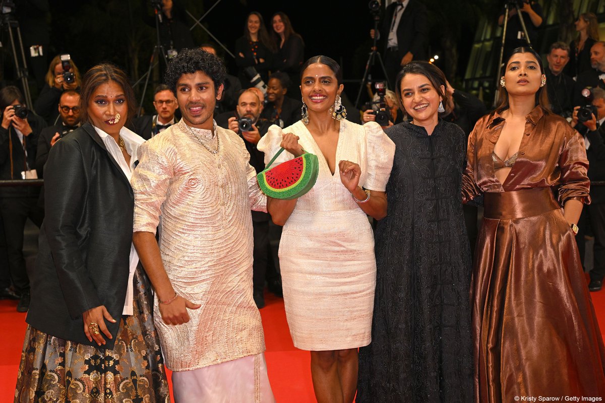 Festival_Cannes's tweet photo. Luminous Red Steps 💡 Montée des Marches lumineuse
ALL WE IMAGINE AS LIGHT – PAYAL KAPADIA

Avec l’équipe du film / With the film crew

🔎 Chhaya Kadam, Hridhu Haroon, Kani Kusruti, Payal Kapadia, Divya Prabha, Ranabir Das, Julien Graff, Zico Maitra, Thomas Hakim

#Cannes2024 #Competition #SélectionOfficielle #OfficialSelection