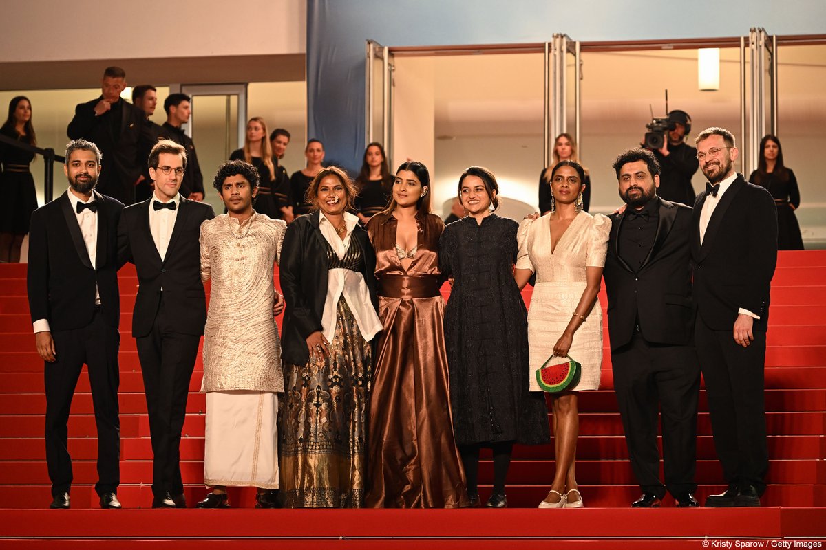 Festival_Cannes's tweet photo. Luminous Red Steps 💡 Montée des Marches lumineuse
ALL WE IMAGINE AS LIGHT – PAYAL KAPADIA

Avec l’équipe du film / With the film crew

🔎 Chhaya Kadam, Hridhu Haroon, Kani Kusruti, Payal Kapadia, Divya Prabha, Ranabir Das, Julien Graff, Zico Maitra, Thomas Hakim

#Cannes2024 #Competition #SélectionOfficielle #OfficialSelection