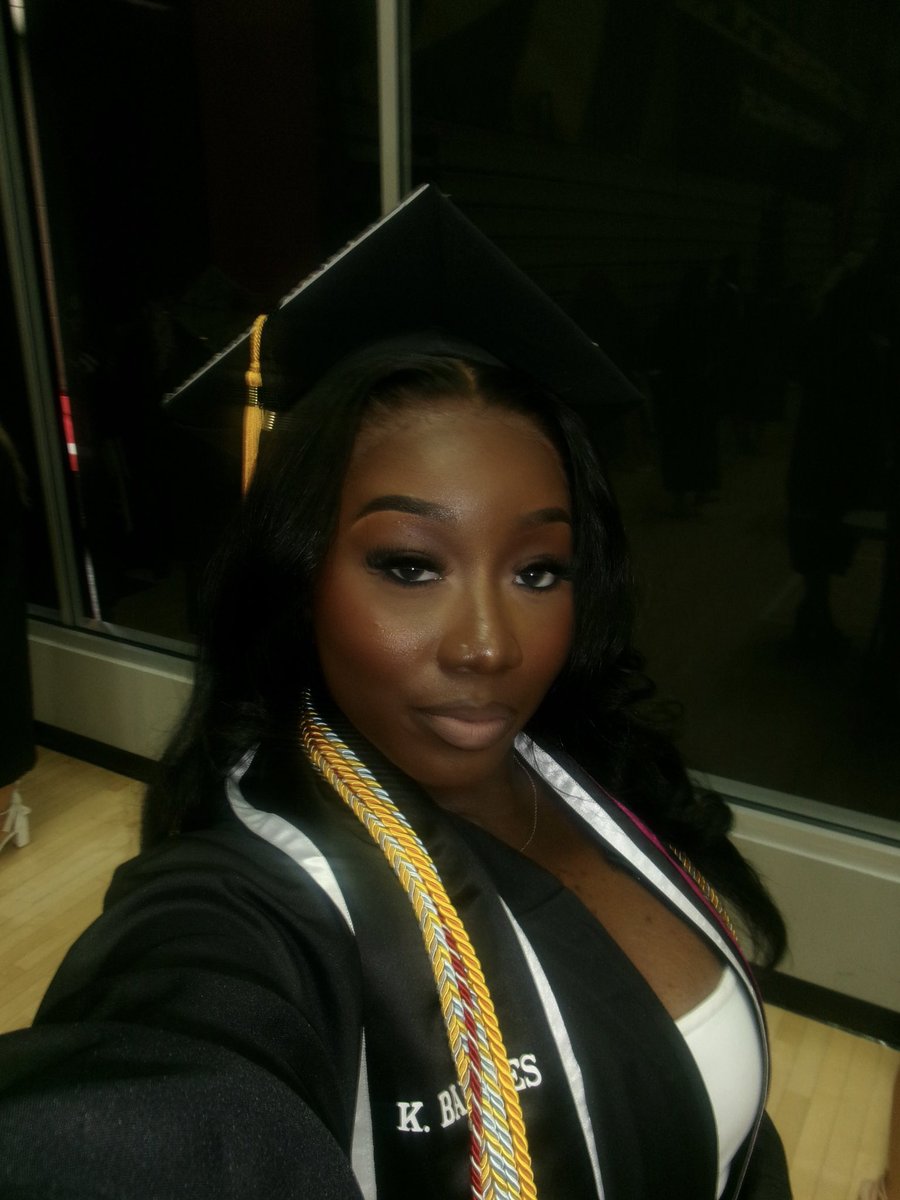 kerenbarness's tweet photo. i just GRADUADOOOO https://t.co/aEiHieaJHT