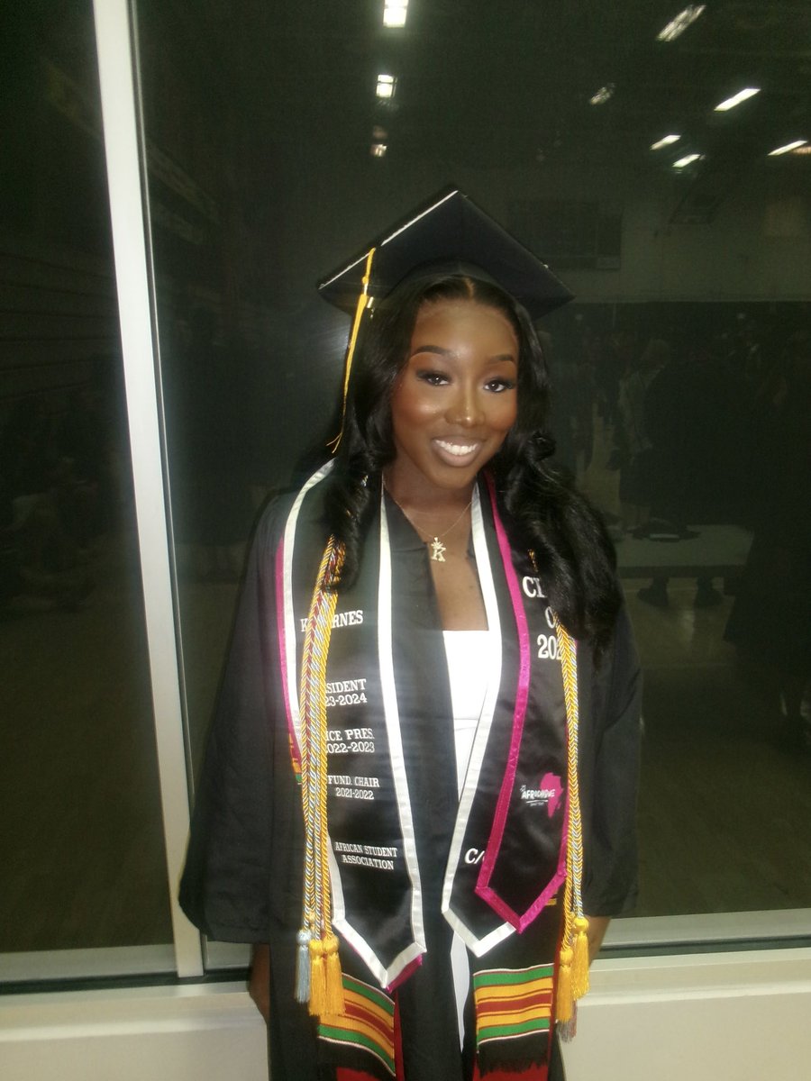 kerenbarness's tweet photo. i just GRADUADOOOO https://t.co/aEiHieaJHT