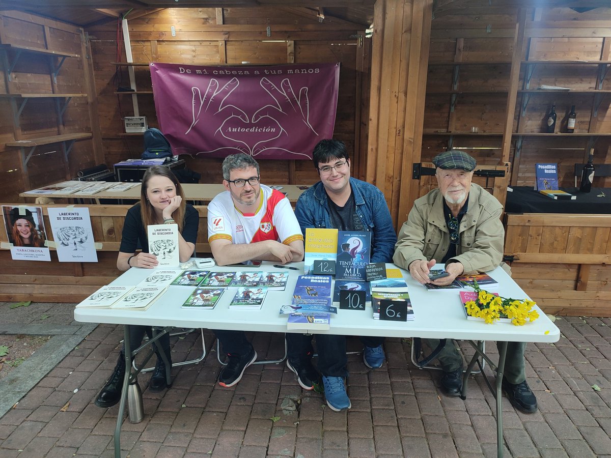 <a href="/JMesado_Autor/">Jesús Mesado</a> <a href="/TabachkovaOf/">Tabachkova</a> , Juan José Savaaedra Esteban y yo en la <a href="/FLVallecas/">Feria del Libro de Vallecas</a> siendo los más aesthetic con la mesa fuera de la caseta para estar a pie de calle con la lectura y todos los que os habéis animado a venir🤗.
Gracias☺️. Nos vemos en próximas 👀