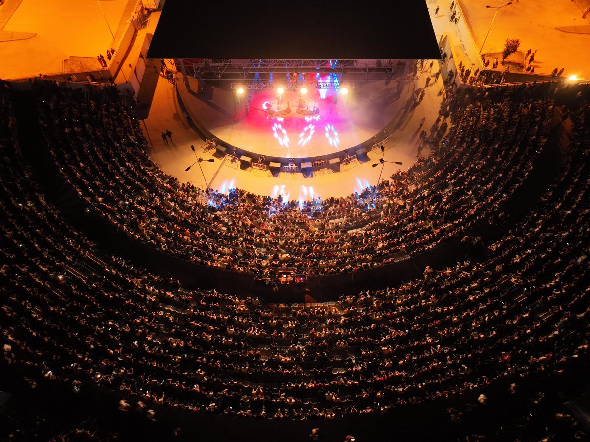 #universitemDEU'de Gece Yolcuları rüzgarı yaşandı 👊 Ülkemizin sevilen müzik gruplarından @geceyolculari'nı konuk ettiğimiz gecede, Tınaztepe Yerleşkemizde unutulmaz saatler yaşandı. Amfi Tiyatromuzu dolduran binlerce öğrencimiz, grubun birbirinden güzel şarkılarıyla coştu. 🔥