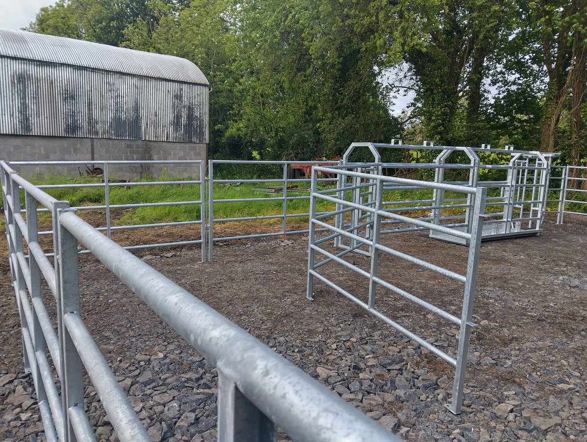 New mobile crush looks the part made by condon just thought I'd share it as a good example for an out farm 👌