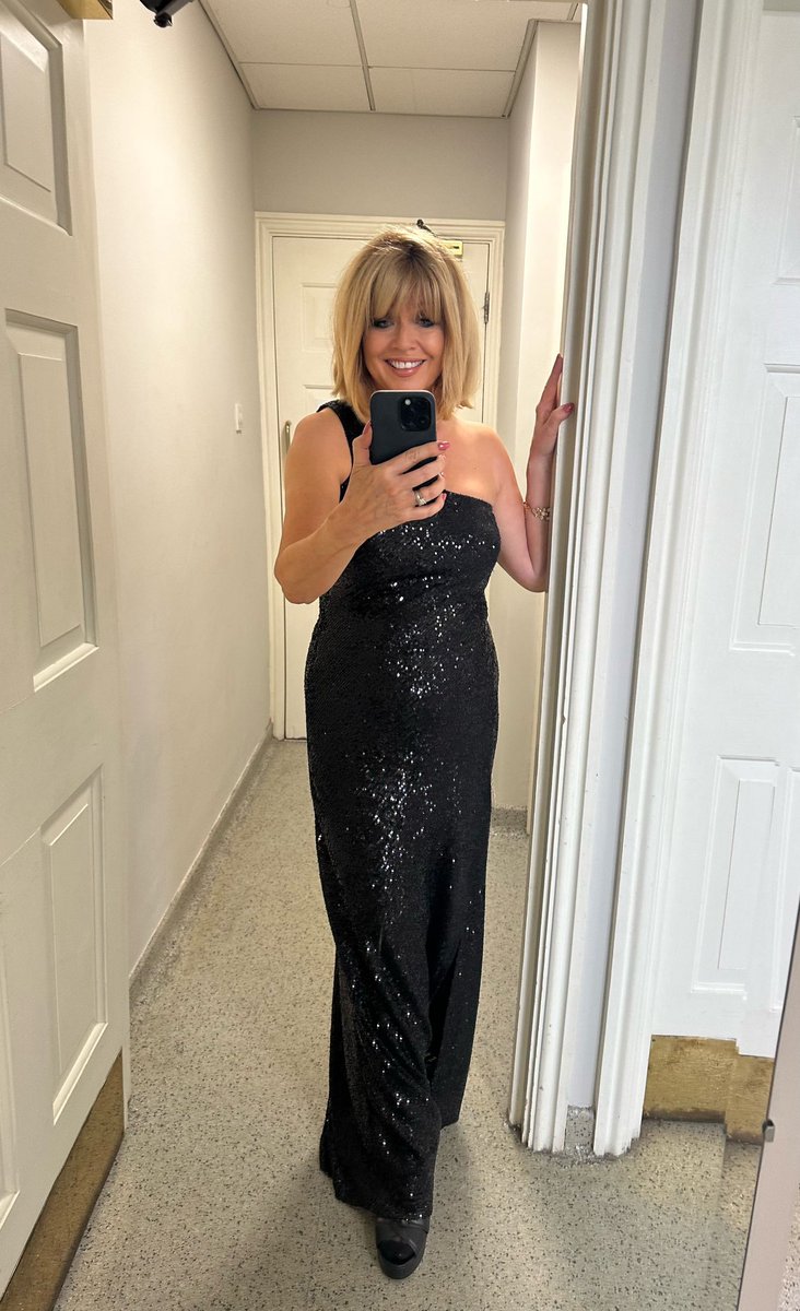 christinetalbot's tweet photo. All set for the #HarrogateBusinessExcellenceAwards 
@pavsharrogate The best of the Harrogate business community! 
Looking forward to meeting tonight's nominees and winners! #awardshosting #looselfie 📸 @harrogateadvertiser @yorkshirecancer https://t.co/7QalPCEkZv