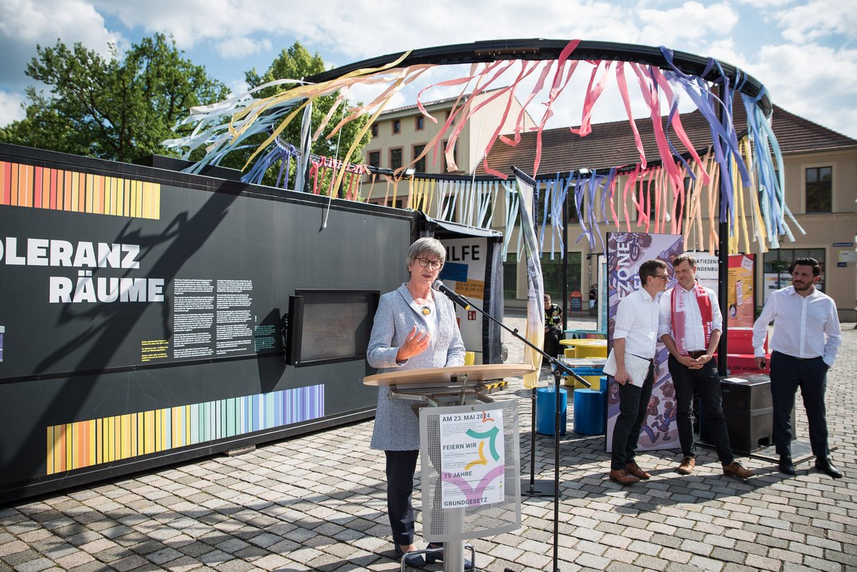 Toleranzedikt's tweet photo. Die Ausstellung ToleranzRäume Brandenburg wurde heute in #Neuruppin auf dem Schulplatz eröffnet. Bis 29. Mai lädt sie mit einem vielfältigen Begleitprogramm zum Mitmachen ein. Mehr unter: https://t.co/GZWanqrgxA #demokratieunantastbar #toleranzraeume #brandenburg #Neuruppin https://t.co/dRp0HPjlXU