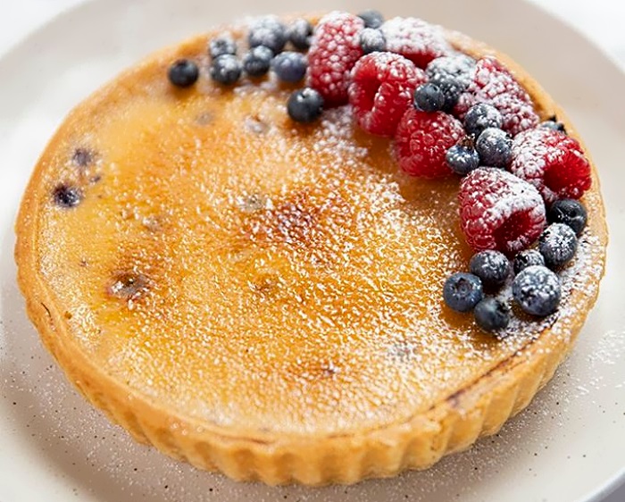 Crème Brûlée Tart with raspberries and 🫐 #recipe everydaygourmet.tv/recipes/crme-b…