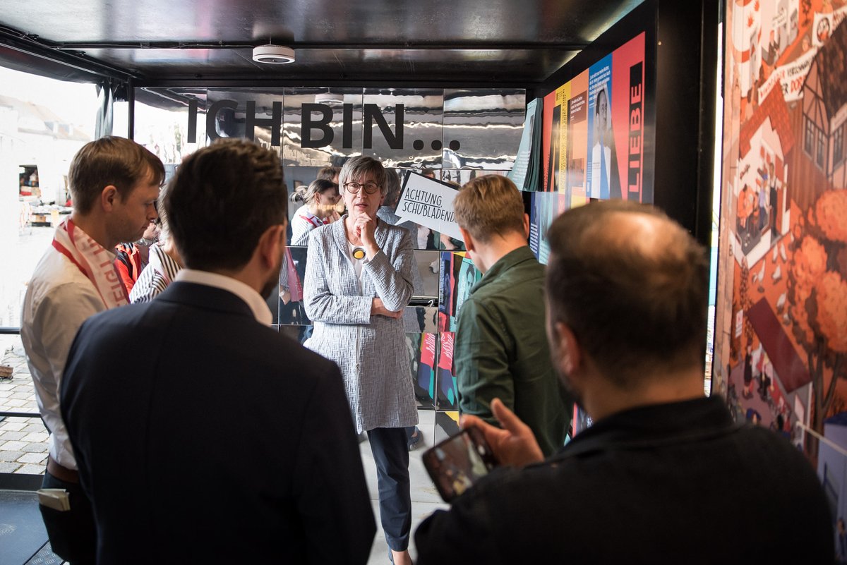Toleranzedikt's tweet photo. Die Ausstellung ToleranzRäume Brandenburg wurde heute in #Neuruppin auf dem Schulplatz eröffnet. Bis 29. Mai lädt sie mit einem vielfältigen Begleitprogramm zum Mitmachen ein. Mehr unter: https://t.co/GZWanqrgxA #demokratieunantastbar #toleranzraeume #brandenburg #Neuruppin https://t.co/dRp0HPjlXU