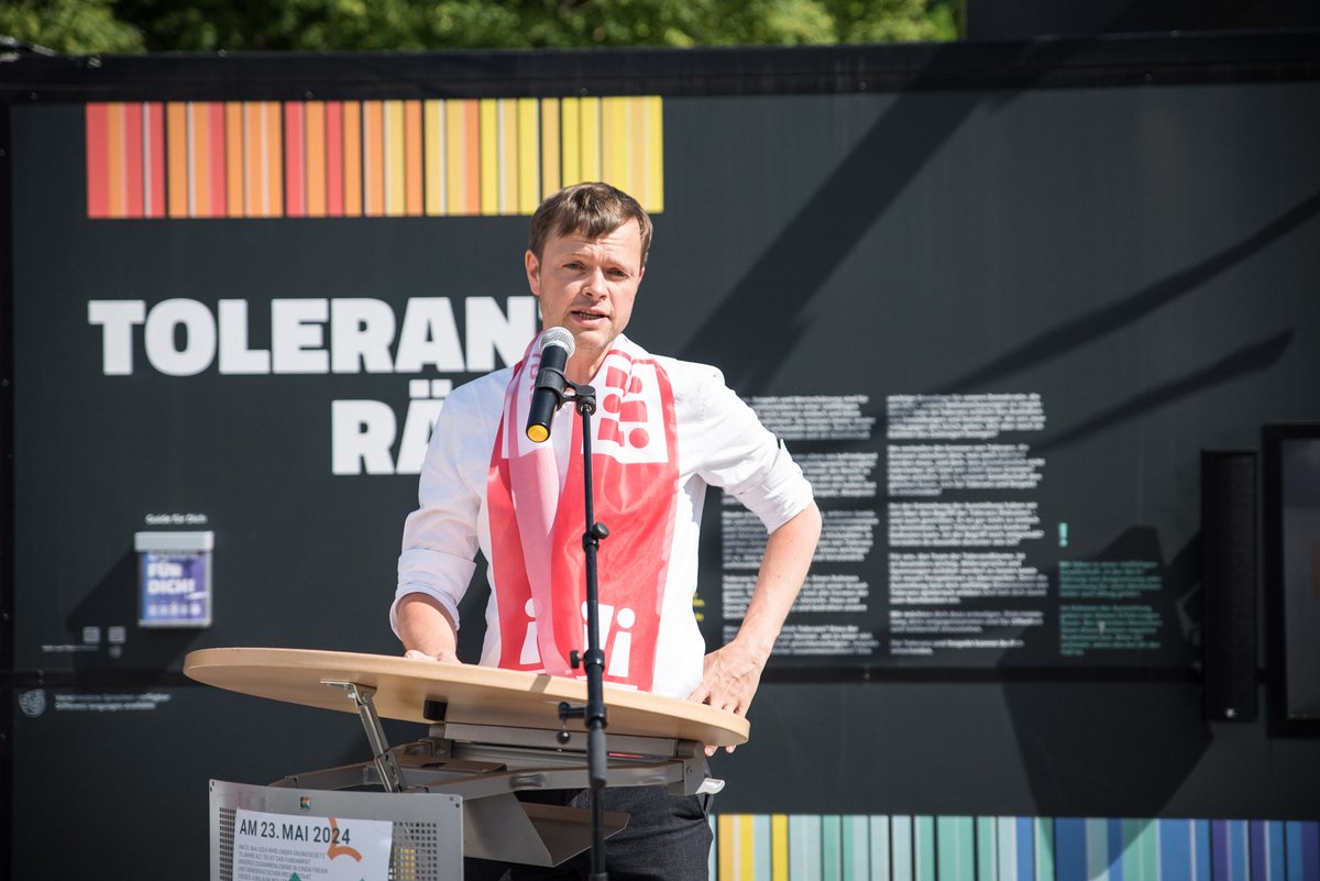 Toleranzedikt's tweet photo. Die Ausstellung ToleranzRäume Brandenburg wurde heute in #Neuruppin auf dem Schulplatz eröffnet. Bis 29. Mai lädt sie mit einem vielfältigen Begleitprogramm zum Mitmachen ein. Mehr unter: https://t.co/GZWanqrgxA #demokratieunantastbar #toleranzraeume #brandenburg #Neuruppin https://t.co/dRp0HPjlXU