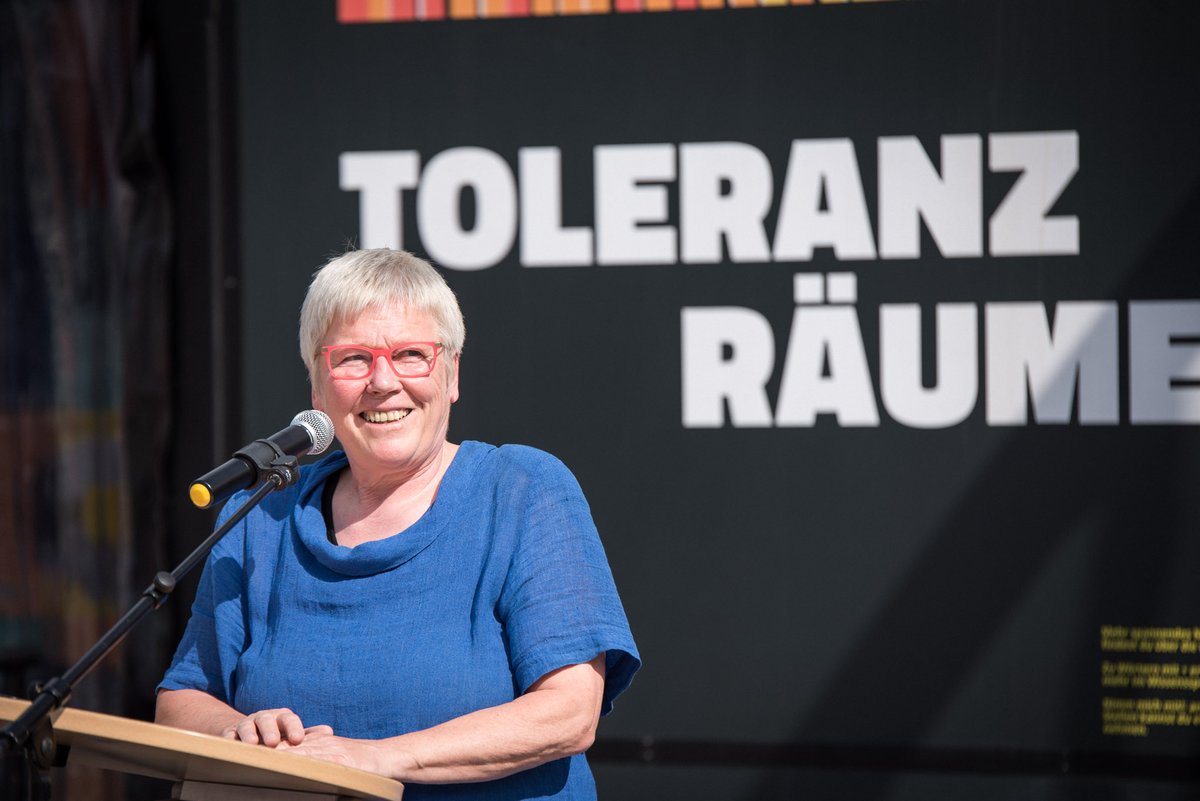 Toleranzedikt's tweet photo. Die Ausstellung ToleranzRäume Brandenburg wurde heute in #Neuruppin auf dem Schulplatz eröffnet. Bis 29. Mai lädt sie mit einem vielfältigen Begleitprogramm zum Mitmachen ein. Mehr unter: https://t.co/GZWanqrgxA #demokratieunantastbar #toleranzraeume #brandenburg #Neuruppin https://t.co/dRp0HPjlXU