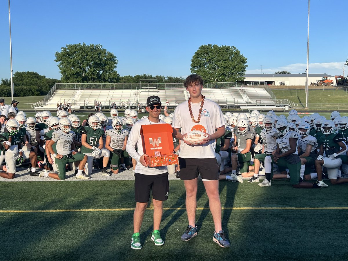 Congratulations to @ProsperEaglesFB OL @EllisDav1s on being presented with his @whataburger Super Team Award! @PISD_Athletics | @ProsperISD | @ProsperHS | @dctf | #whataSuperTeam #whataburger #txhsfb #dctf