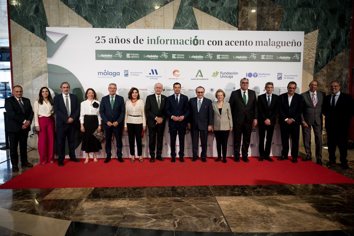 El alcalde, @pacodelatorrep, junto al presidente de la @AndaluciaJunta, @JuanMa_Moreno, y el director de @opiniondemalaga, @jrmendaza, ha asistido al acto con motivo del XXV aniversario del citado medio, que se ha celebrado en @Fycma. #25AñosConLaOpinión