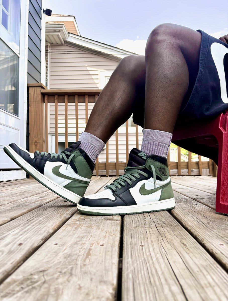 Happy Friday Eve!! My favorite day of the week and the weekend is almost upon us. On foot Jordan 1 Clay Green #kotd #snkrs #snkrsliveheatingup #snkrskickcheck #sneakers #sneakerhead #sneakeradmirals #yourshoesaredope #sneakeraddict