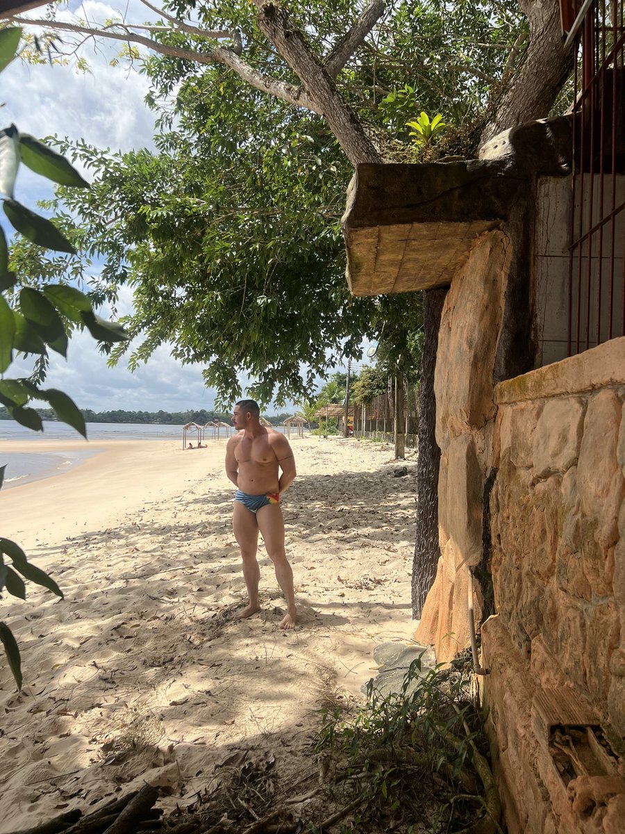 Uma praia deserta e eu 🌚🫶🏻