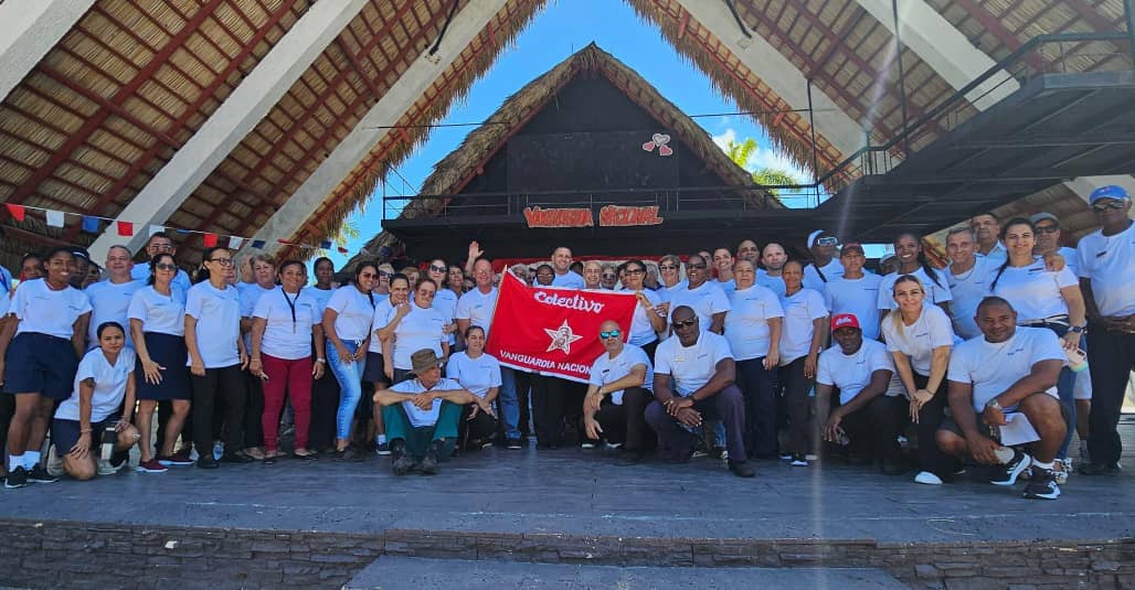 #MeliaLasAntillas recibe la Bandera de Vanguardia Nacional por Tercer Año Consecutivo y octava vez en su historia. #GenteQueSeSuma